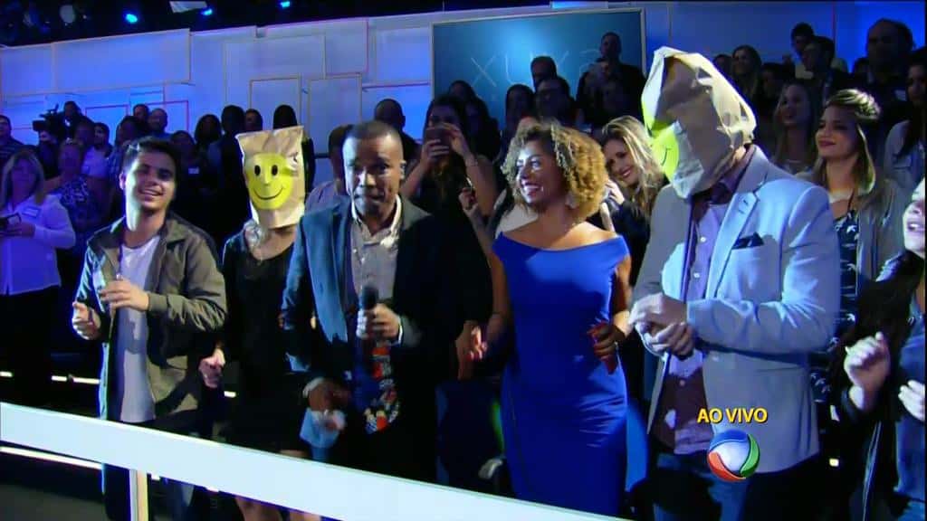 Dois figurantes com um saco de papel na cabeça representaram os convidados negados pela Globo para comparecerem à estreia da Xuxa na Record.