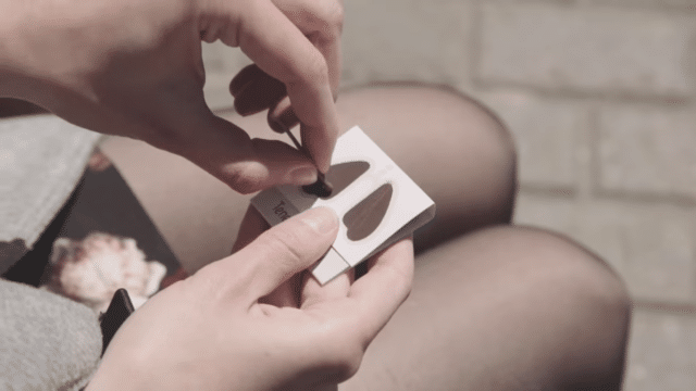 Campanha antifumo utiliza formato de pulmão em fósforo para alertar jovens dos danos causados pelo fumo.