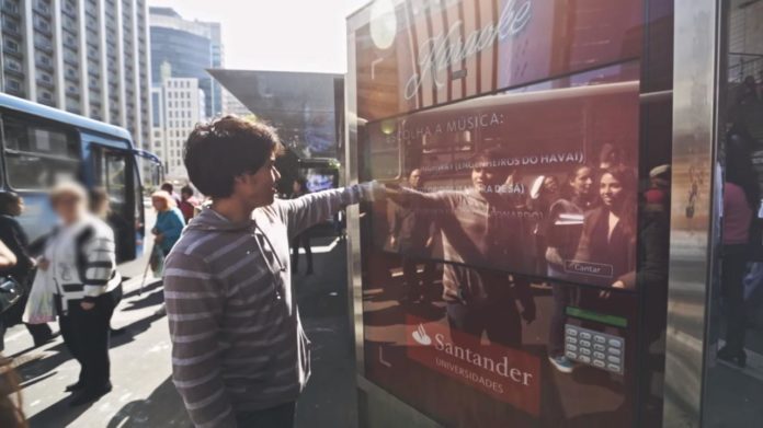 Ação do Santander transforma pontos de ônibus em pontos de experiências. A proposta era transformar pontos de ônibus em locais criativos de interação.