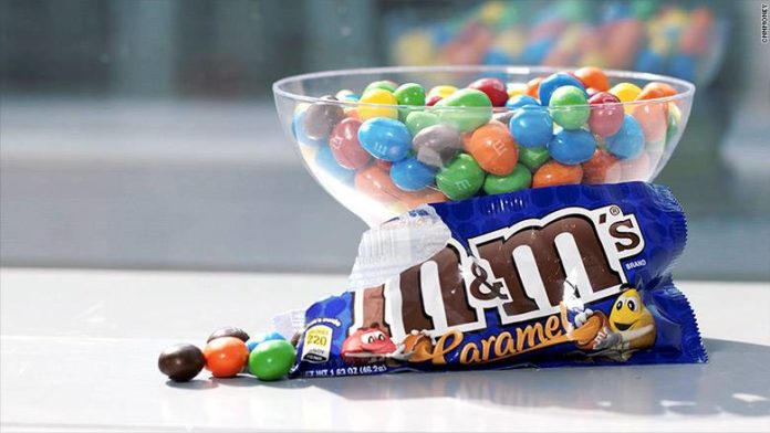 O M&M's de caramelo será o primeiro lançamento de sabor fixo da marca. Até então, a marca apenas havia lançado sabores como edição limitada.
