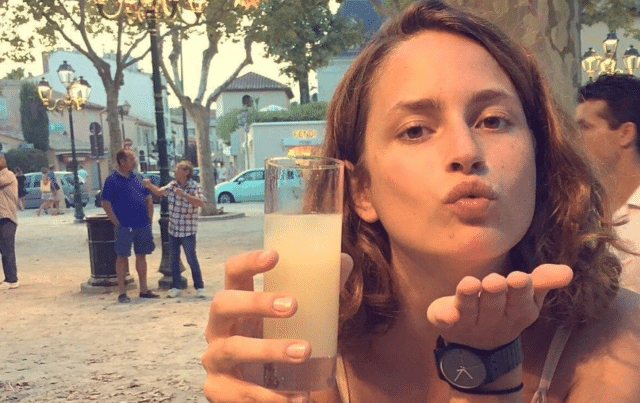 A influenciadora digital, Louise Delage, tinha 71 mil seguidores no instagram e nenhum deles notou o detalhe mais importante de suas fotos.