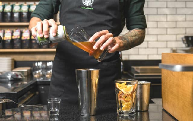 Está em dúvida entre uma boa cerveja e café quentinho? Bem, a Starbucks lançou recentemente uma bebida que une os dois em um só!