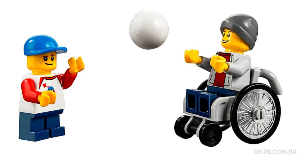 lego-cadeirante-brincando-bola-destaque