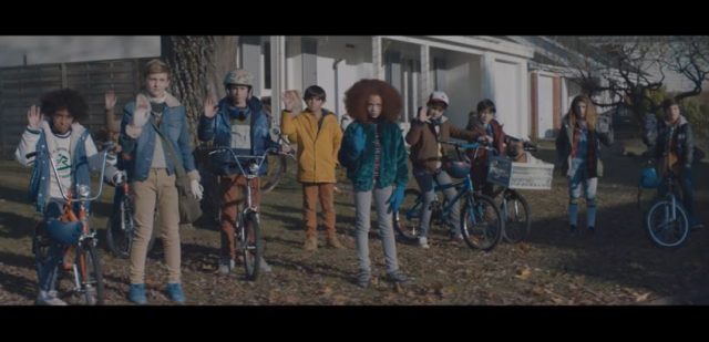 Crianças em um cenário semelhante ao de Stranger Things