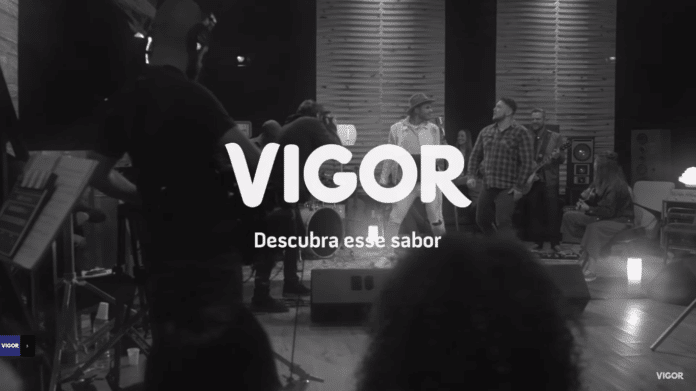Após anos apostando em enaltecer as características do produto, a Vigor decide seguir outro rumo. Em sua nova campanha, a marca aposta no emocional.