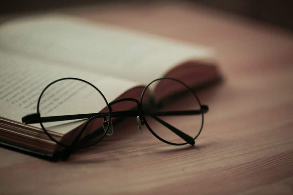 livro-com-oculos-redondo
