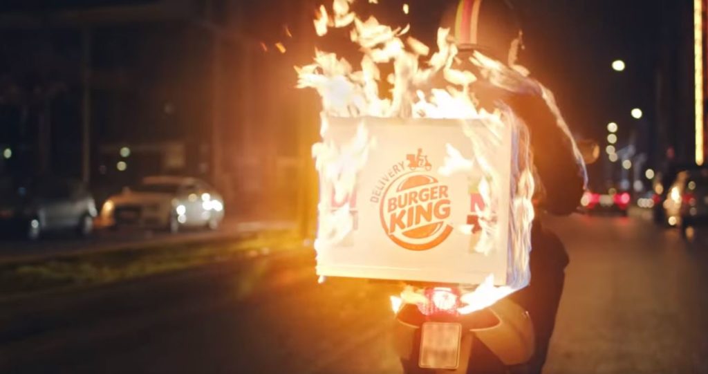 entregador-em-chamas-delivery-burger-king