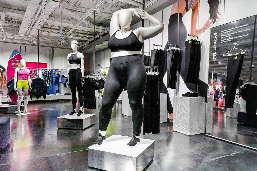 Manequim plus size dentro de loja da Nike