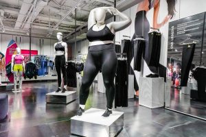 Manequim plus size dentro de loja da Nike