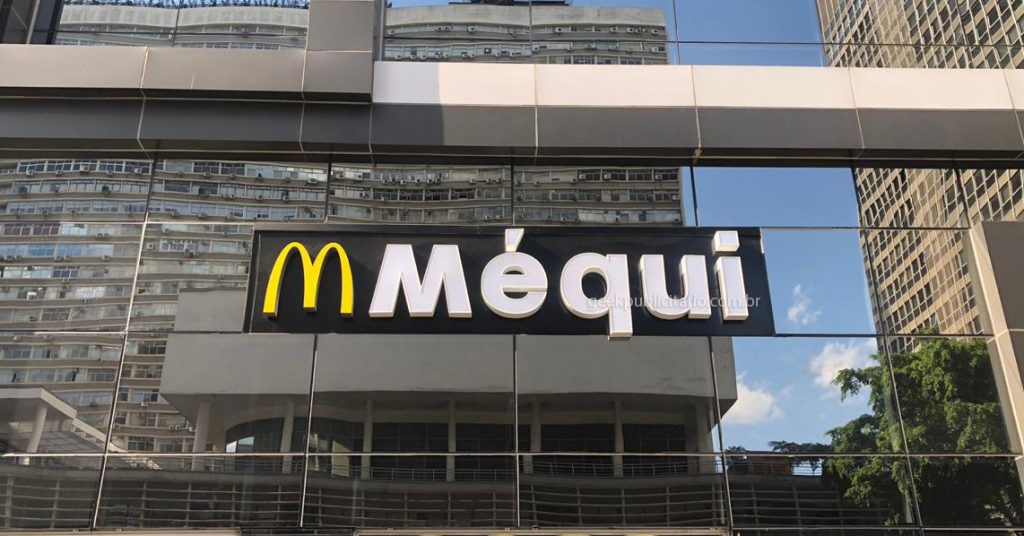 Foto da fachada de uma unidade do McDonald's na Av. Paulista, com novo letreiro "Méqui".