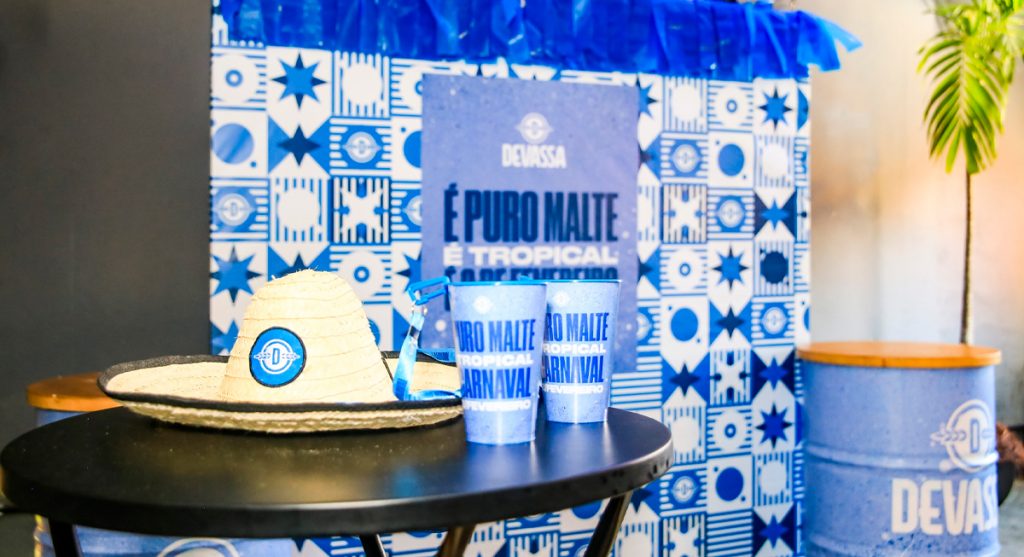 devassa-ganha-identidade-azul-para-festa-de-iemanja-geek-publicitario