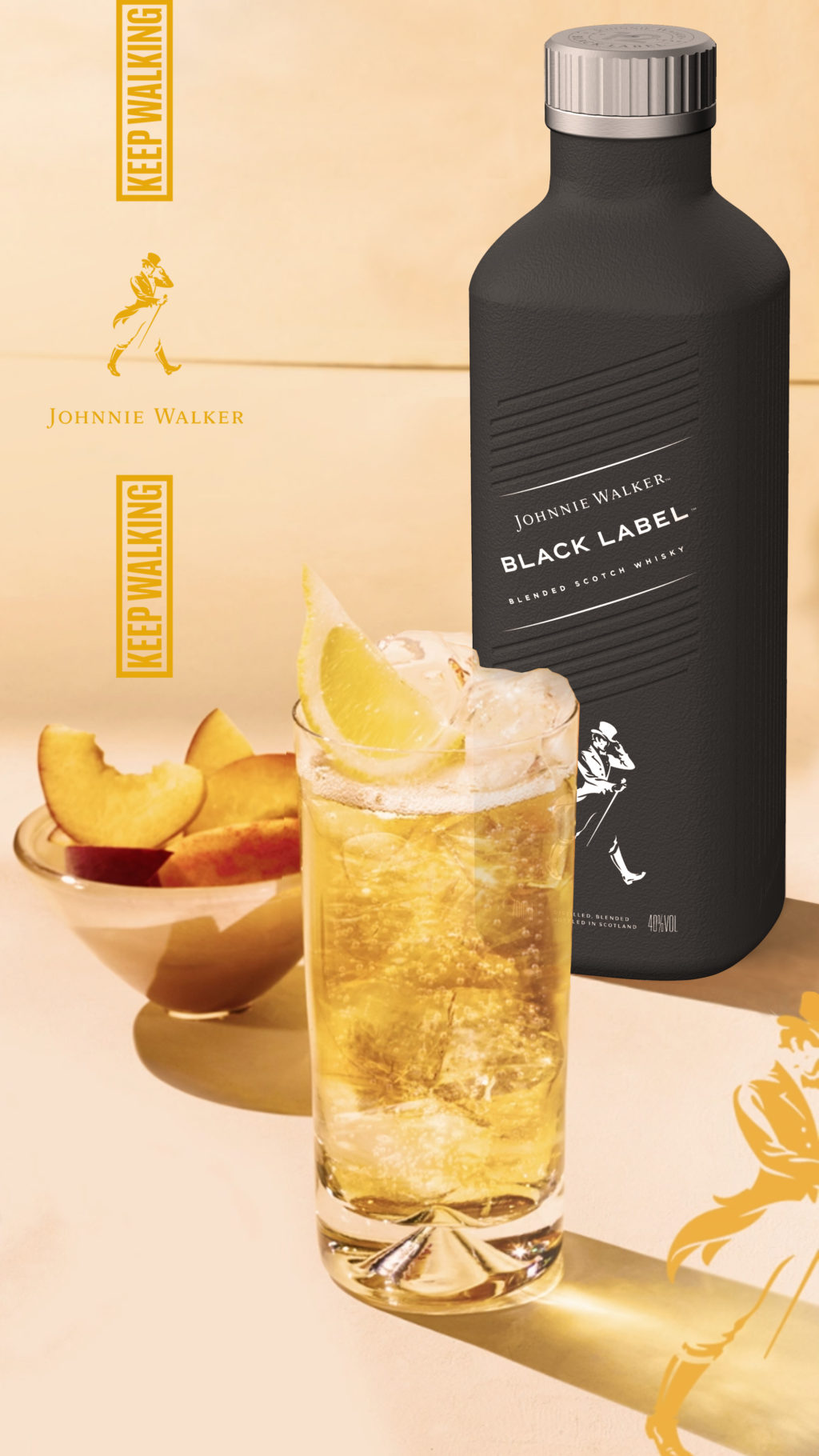 Embalagem de Johnnie Walker Black Label ao lado de um copo com o famoso drink Highball.
