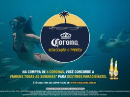 Imagem mostra arte da cerveja Corona para a promoção Redescubra o Paraíso com logo da cerveja e pessoas mergulhando ao fundo.
