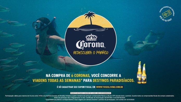 Imagem mostra arte da cerveja Corona para a promoção Redescubra o Paraíso com logo da cerveja e pessoas mergulhando ao fundo.