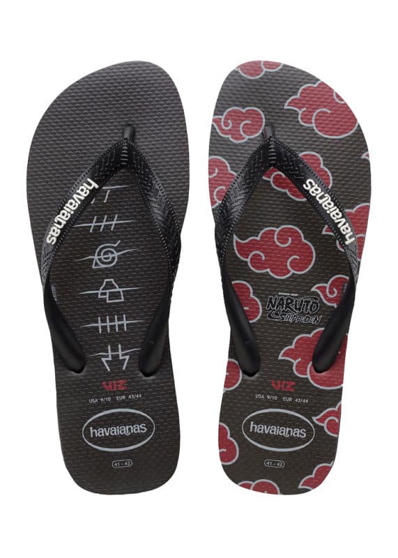 Imagem de um par de chinelos Havaianas do Naruto com nuvens e símbolos da Akatsuki.