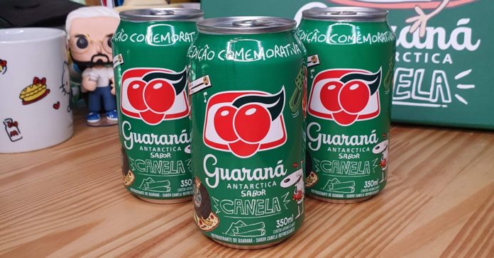 três latas de Guaraná Antarctica sabor canela com embalagens desenhadas pelo Matheus Canella.