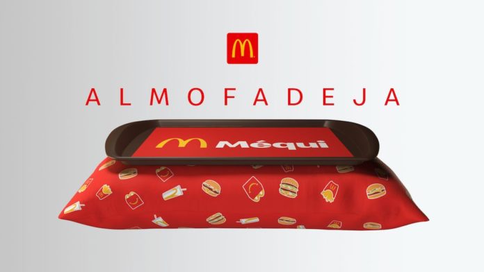 Foto mostra almofada com bandeja anexa. A Almofadeja, como vem sendo chamado o item do McDonald's.