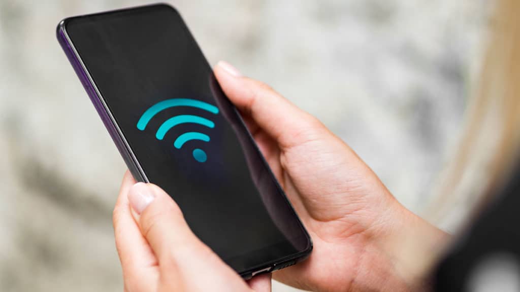 anhanguera-internet Um celular com sinal de internet Wi-Fi.