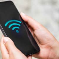 Um celular com sinal de internet Wi-Fi.