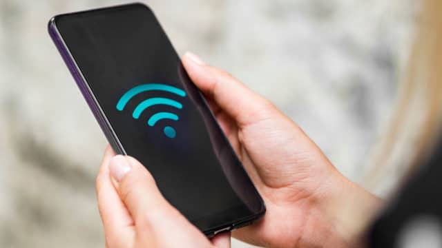 Um celular com sinal de internet Wi-Fi.