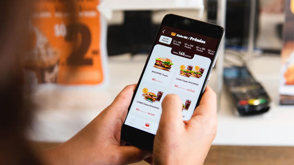 Celular aberto com o Clube BK, o programa de fidelidade do Burger King