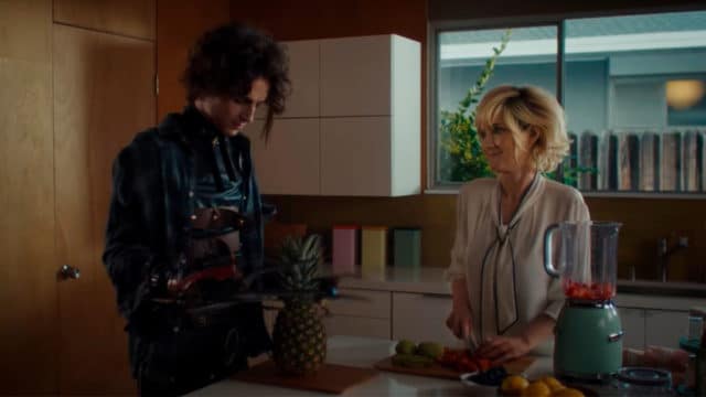 Frame do comercial com o filho do Edward Mãos de Tesoura e Kim