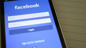 Login para acessar comunidades virtuais do Facebook de um celular.