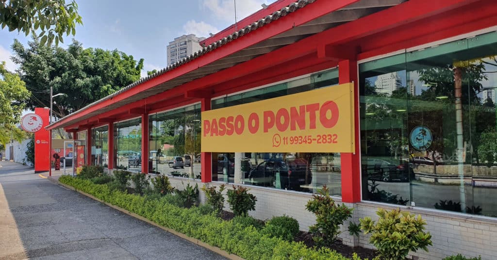 fachada do Habibs com faixa escrito "passo o ponto"