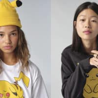 Duas meninas usando a coleção Levi's Pokémon