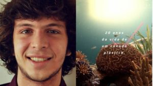 Frame do filme do movimento joga junto. Tela dividida ao meio, com o rosto de um homem do lado esquerdo e um canudo jogado no mar no lado direito.