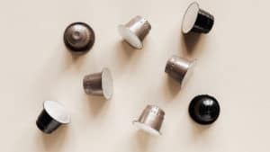 Cápsulas tipo Nespresso espalhas na mesa