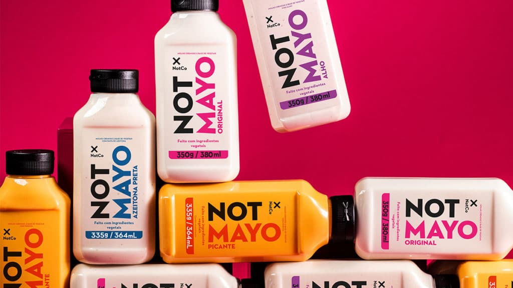 Vários NotMayos, inclusive dos novos sabores, empilhados um sobre o outro