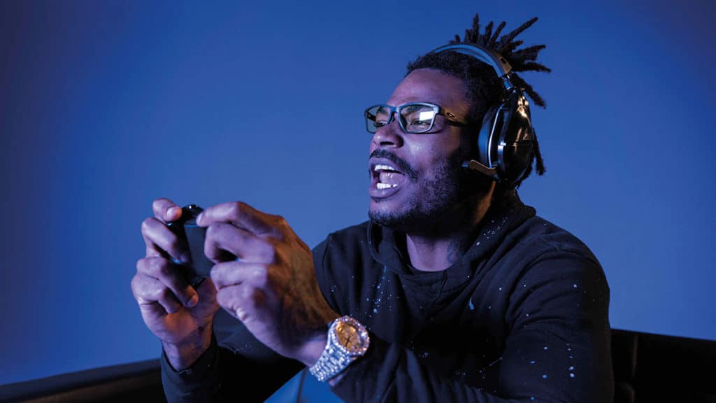 Derwin James usando o óculos para headset.