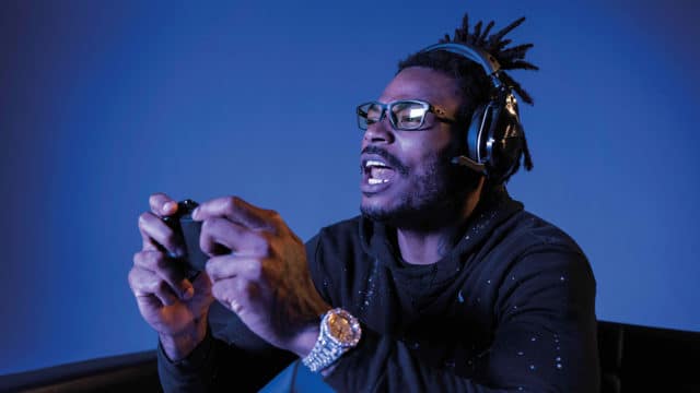 Derwin James usando o óculos para headset.