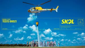 Helicóptero da Skol jogando água nos manequins aglomerados.