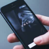 Celular com o Uber aberto.