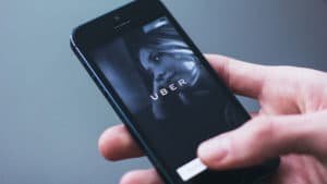 Foto de um celular abrindo o app Uber