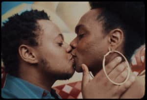 Um casal se beijando