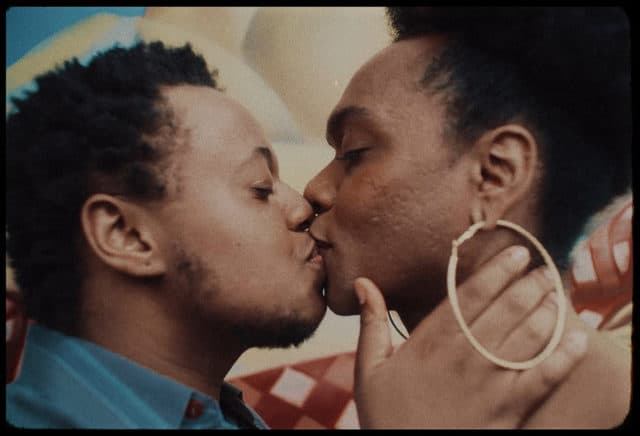 Um casal se beijando