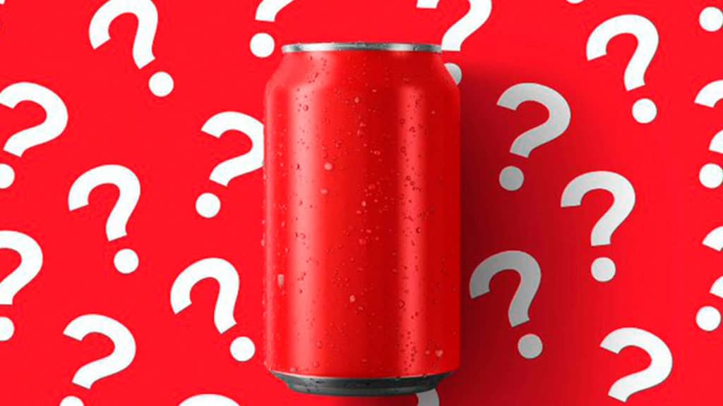 coca-cola-jogo-twitter Foto de uma latinha sem logo com um fundo cheio de ponto de interrogação, para divulgar o jogo da marca no Twitter.