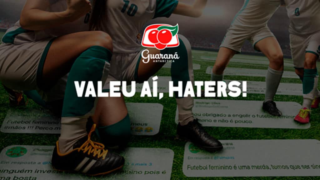 Banner da Guaraná escrito "valeu aí, haters", para incentivar o futebol feminino.
