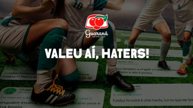 Banner da Guaraná escrito "valeu aí, haters", para incentivar o futebol feminino.