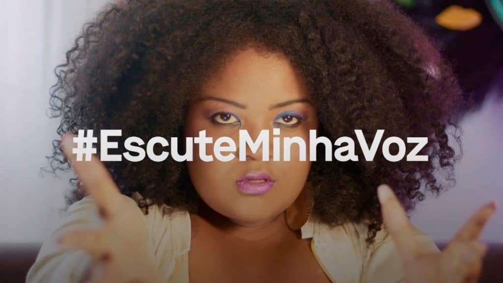 Joyce Carolina para a ação da Havaianas e Netflix, #EscuteMinhaVoz, que conecta personagens à mulheres reais.