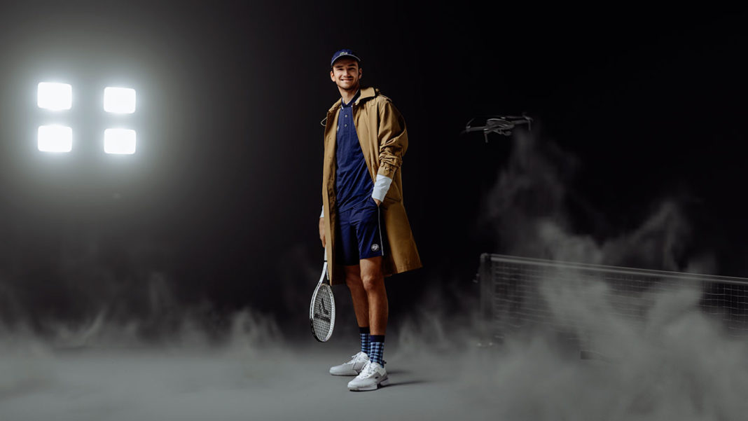 Daniil Medvedev para foto de divulgação do novo tênis com a Lacoste.
