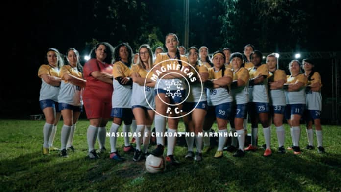 Foto da campanha da Magnífica para incentivar o futebol feminino.