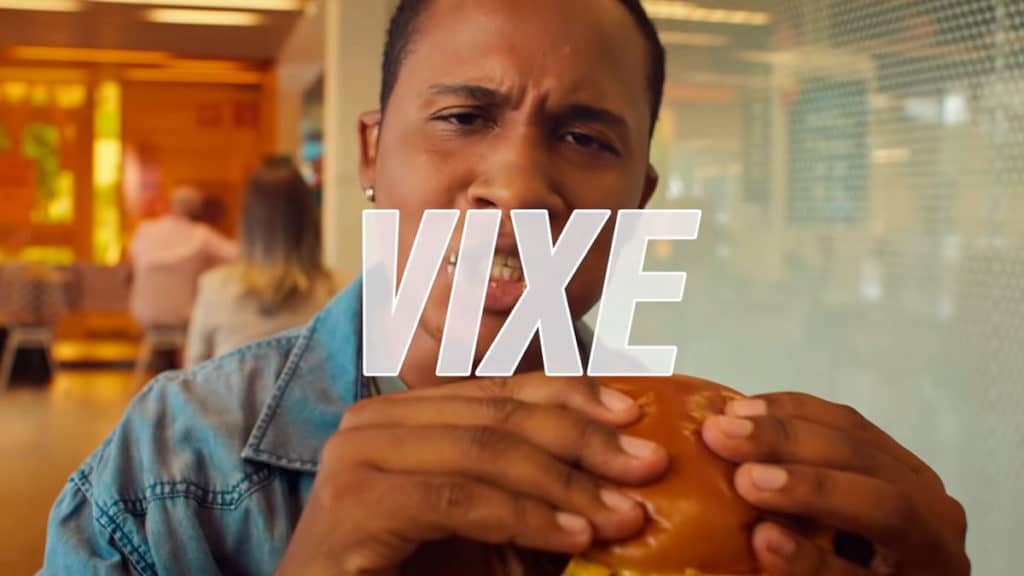 Cena do comercial que o McDonald's muda o nome das Picanhas do Méqui por gírias.