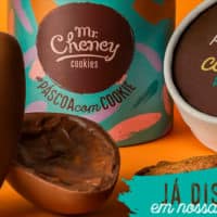 mr-cheney-produtos-pascoa Ovo de Páscoa aberto com latas de cookies atrás, produtos de Páscoa da Mr. Cheney.
