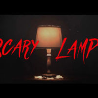 mullenlowe-abajur-susto Banner escrito "Scary Lamp", com o abajur que dá susto da MullenLowe atrás do nome.