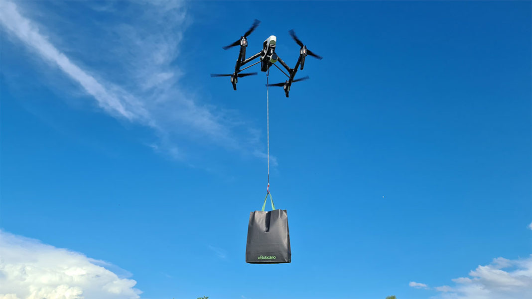 O Boticário entregando um perfume por drones.
