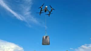O Boticário entregando um perfume por drones.